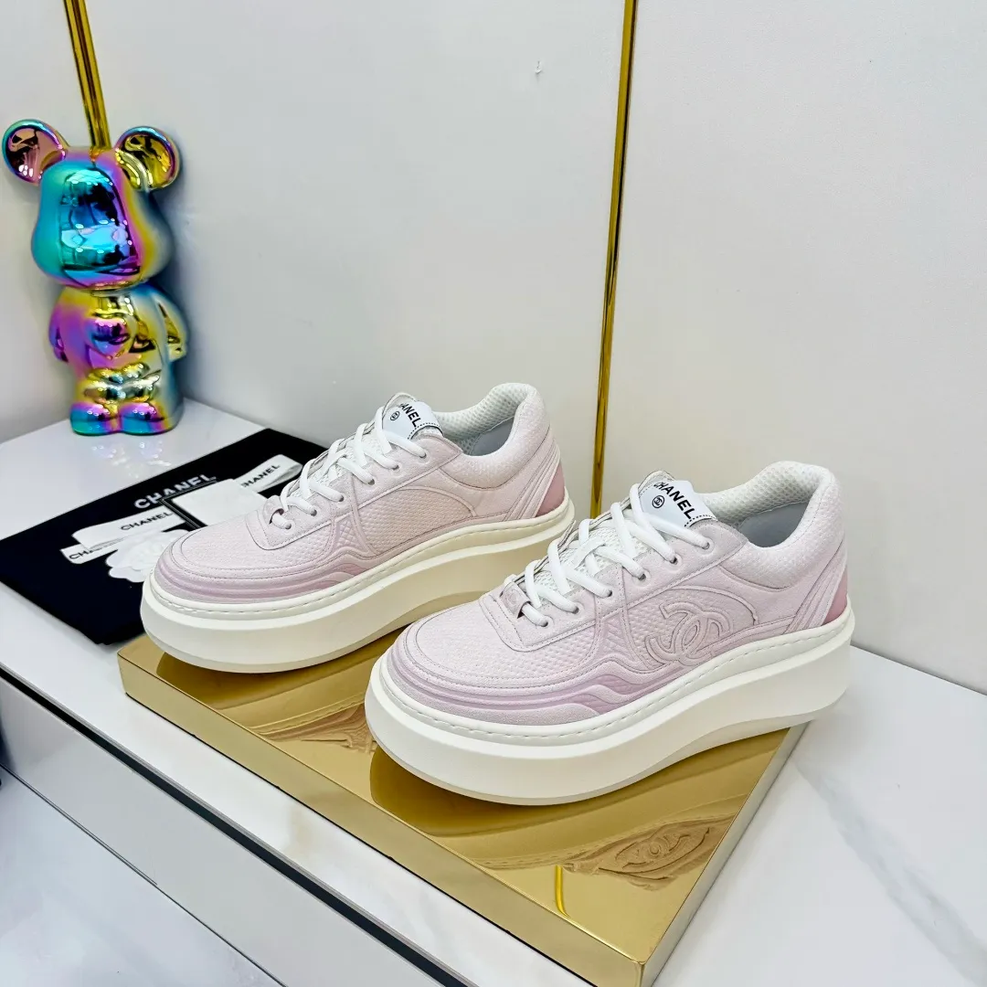 👟👟Ex-factory price 680👟👟 Upgraded version, upgraded version, upgraded version! No rebuttal accepted! ! ! ! Chanel Chanel panda shoes! 2025 counter's top casual sports shoes. This classic design; the upper is electro-embroidered with a variety of techniques; the outsole is fashionable and sporty; the unusual inclusion of a variety of color matching elements... The diversified mix and match is very good-looking and versatile, and can be used for leisure, fashion, sports, and outdoor... ꫛꫀꪝ Go➫ Materials: ❶Upper made of: original imported first-layer silk cowhide + original waterproof cloth + original first-layer cowhide ❷Inner lining: Original Yangli+Net ❸Outsole based on: Original TPU combination outsole Counter boutique packaging complete set for women 35–41 👉 👉 👉 👉 👉 👉 👉